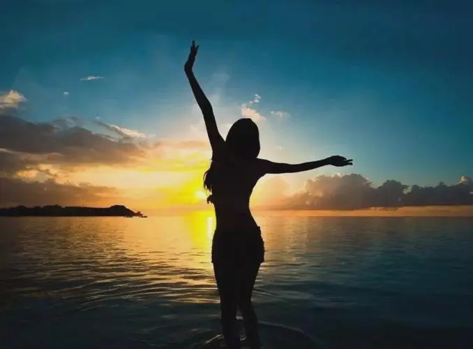 调侃自己的幽默句子文案