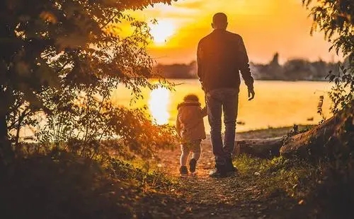 爸爸疼爱女儿的句子文案