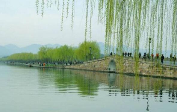 春天像个仿写句子文案大全三句