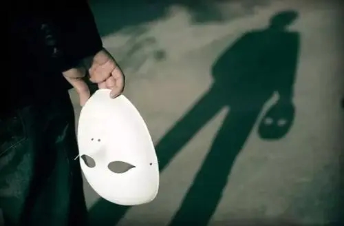 讽刺人虚情假意的句子文案