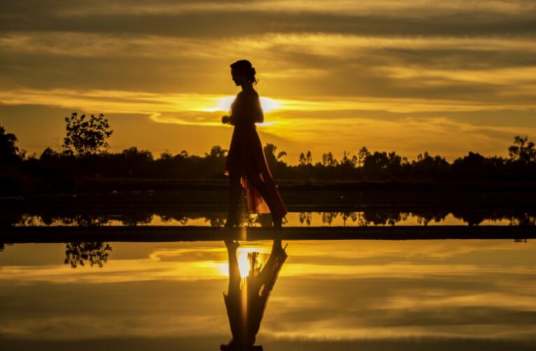 男人低谷期发朋友圈的句子文案