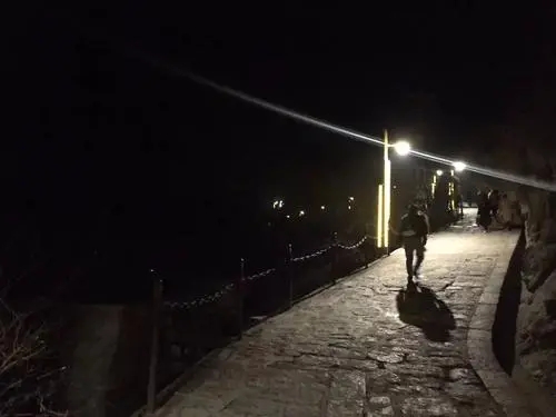 描写夜晚黑乎乎害怕的句子文案