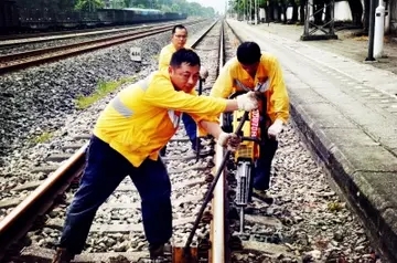 高温下工作的诗句文案