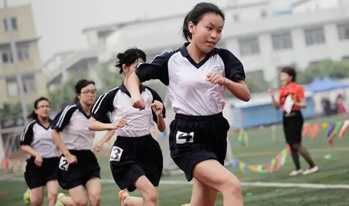 女儿体育中考满分发朋友圈