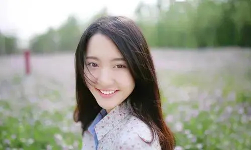 爱笑的女孩经典语录文案