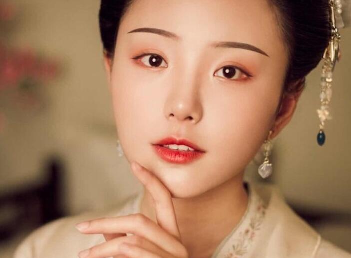 形容女人永远年轻漂亮的诗词