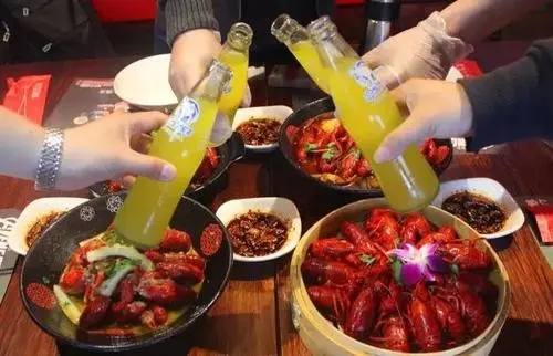 小龙虾配啤酒绝配句子文案