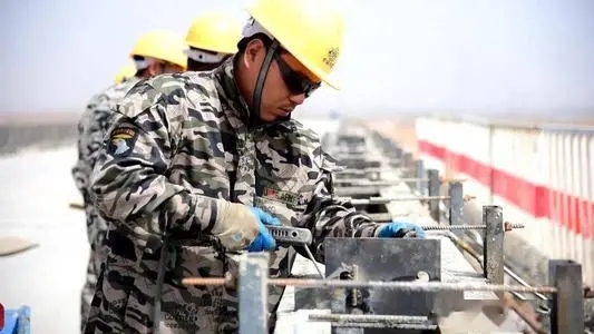 工地施工辛苦的诗句文案