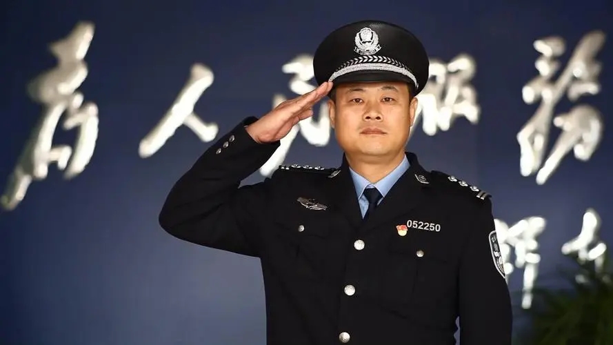 赞美警察的经典语句文案