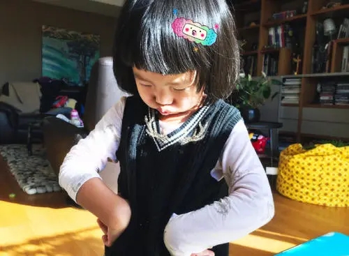 朋友圈晒女儿剪短头发的句子文案