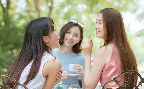 三五好友小聚的句子文案