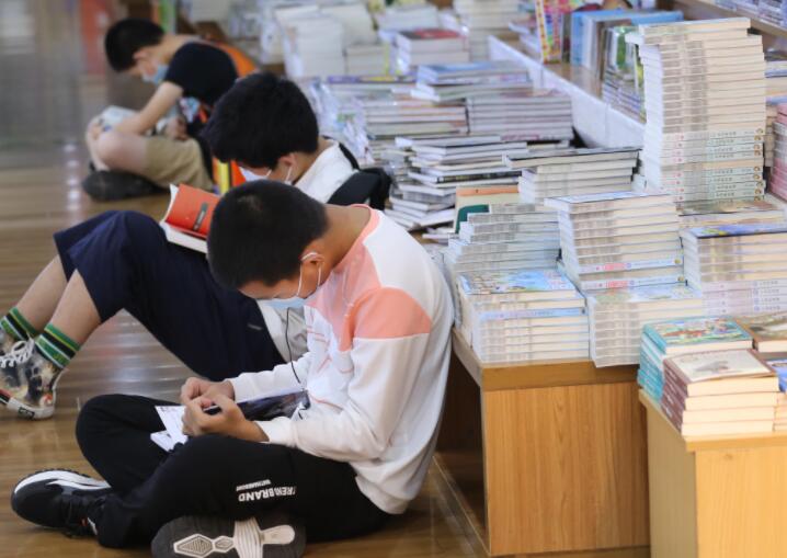 带孩子逛书店的朋友圈