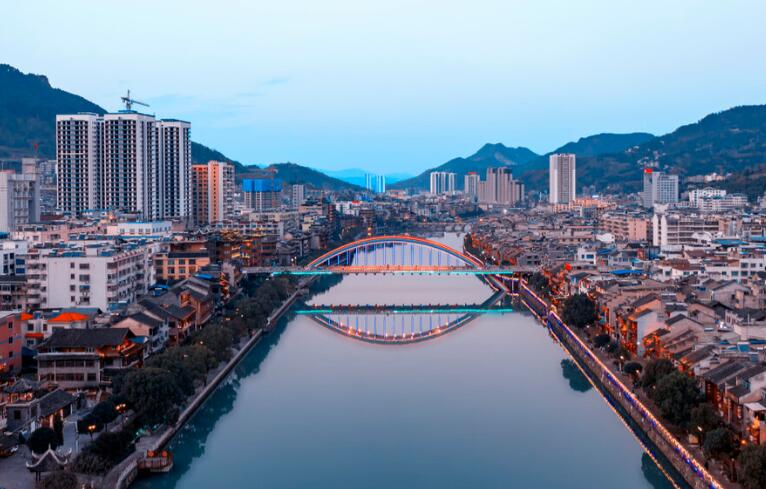 形容游子回到故乡的句子文案