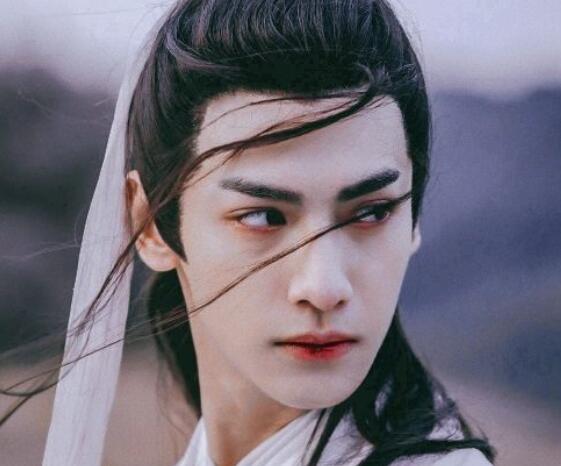 描写男生外貌的段落