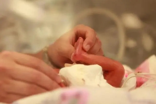 刚出生女孩怎么发朋友圈