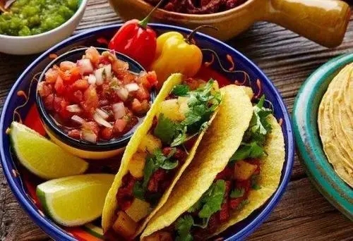 和朋友一起吃饭的说说文案发朋友圈