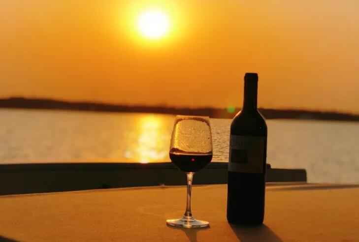 夜晚喝红酒的唯美句子文案