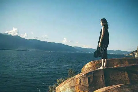 形容一个人走路的句子文案