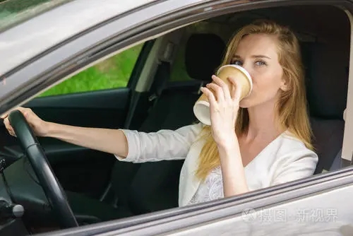 在车里发朋友圈