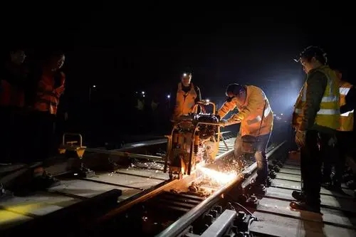 赞美施工人员的句子文案