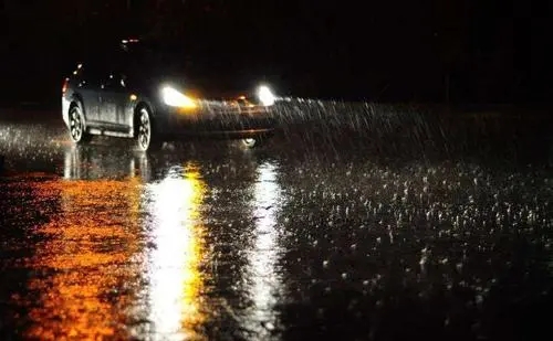 独自走在冰冷的街句子文案