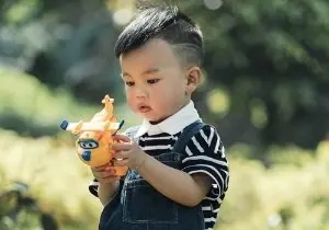 夸小男孩很酷简短的话