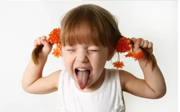 用一句话形容孩子调皮