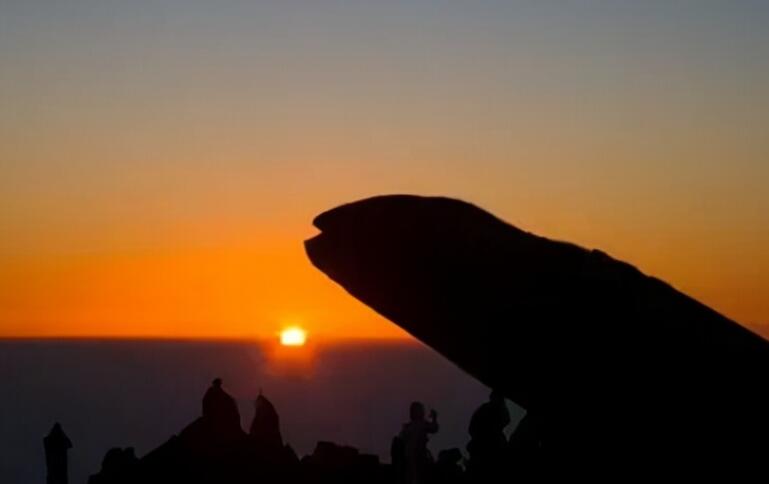 爬泰山发朋友圈的短句子文案