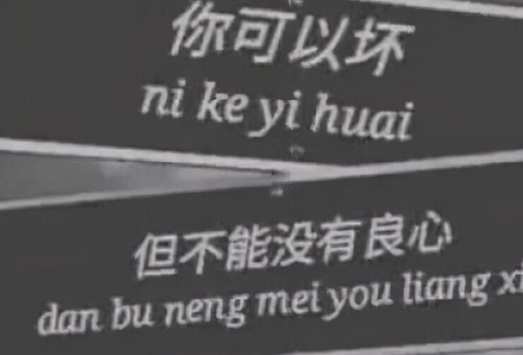 伤感中带着快乐的句子文案