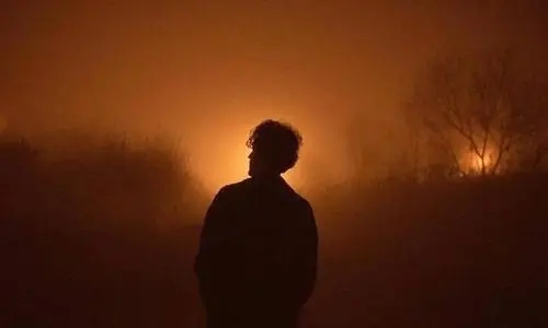 深夜孤独的让人心疼的说说文案