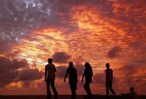 朋友天各一方的伤感句子文案