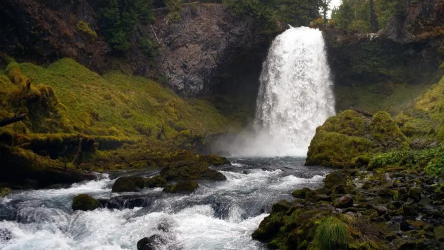 形容瀑布气势的词语