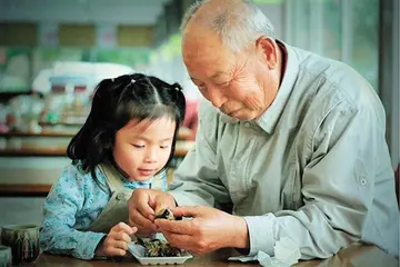 感慨老人与小孩的句子文案