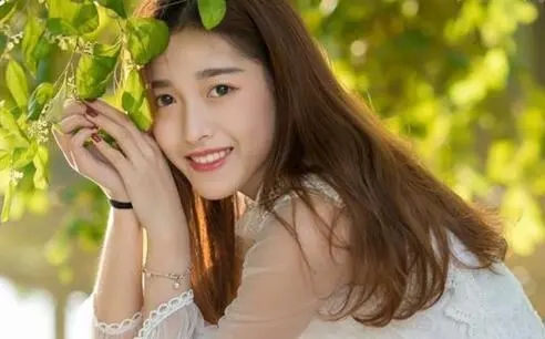 夸美女漂亮的幽默句子文案