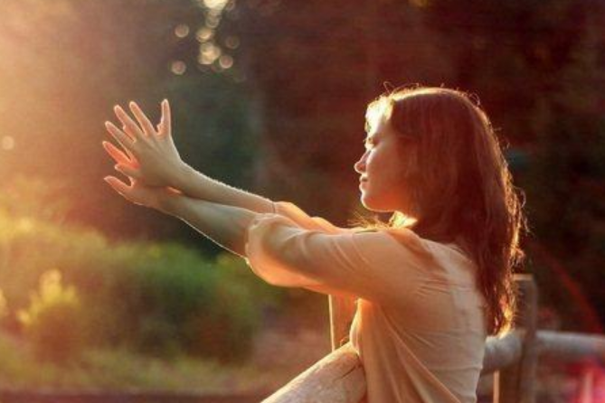 人前人后两面嘴的说说文案