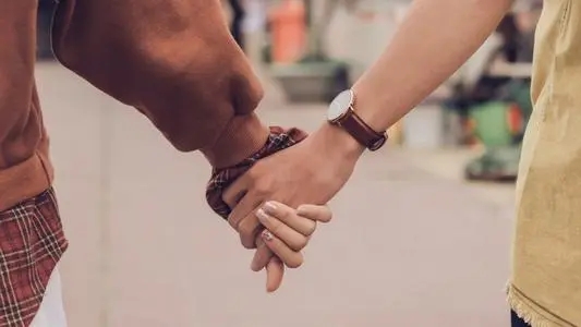 搞笑公布恋情简洁句子文案