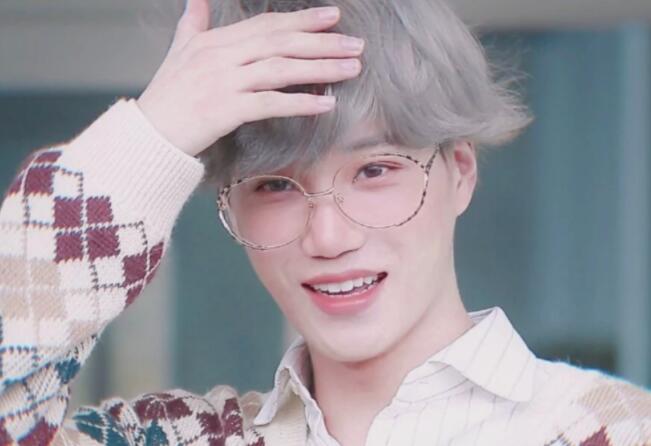 描写男生笑容的句子文案