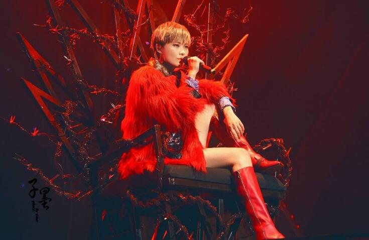 描写女王的优美句子文案