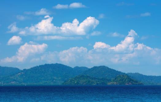 春天海边的诗句文案