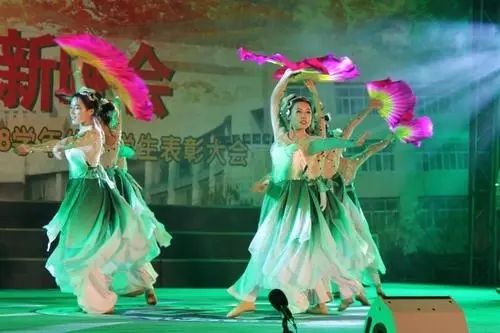 形容晚会精彩的一段话