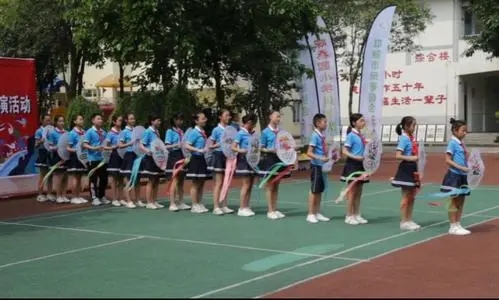 下课了真热闹写一段话100字