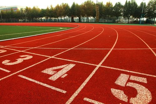 描写操场的优美句子文案