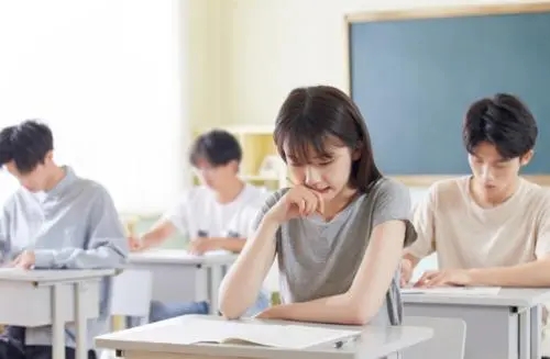 描写学生认真考试的句子文案