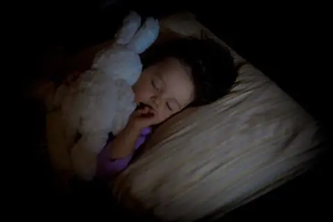 害怕开灯睡觉的说说文案