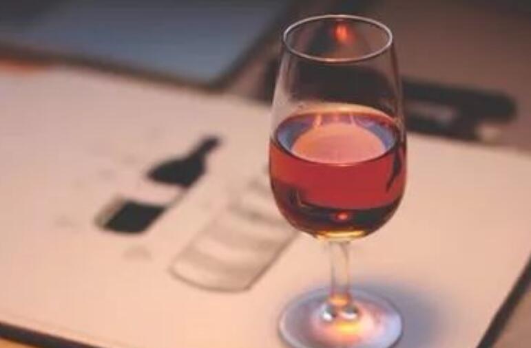 夜晚喝红酒的唯美句子文案