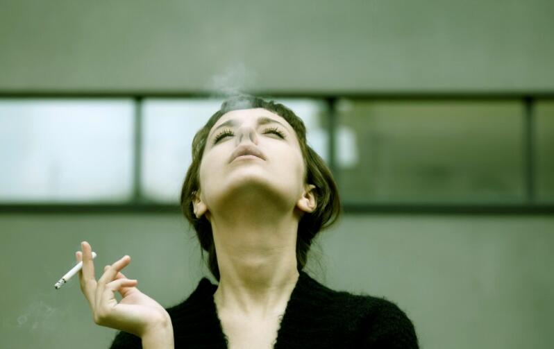 一根烟比喻人生的句子文案