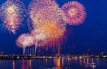 描写烟花的排比句子文案