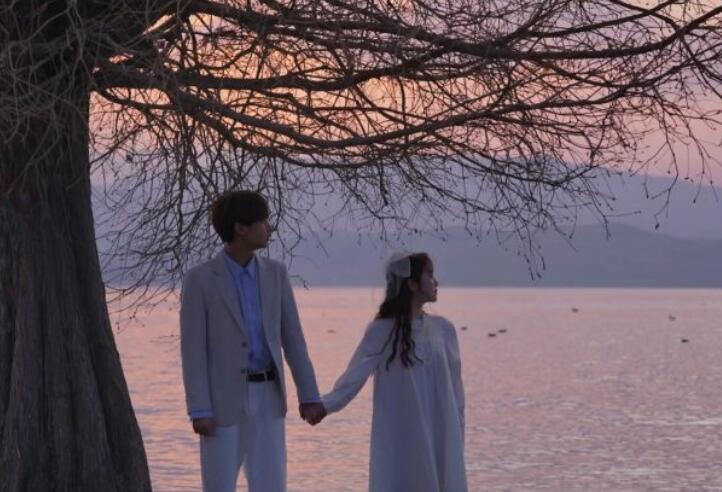 情侣发说说的句子文案简单干净