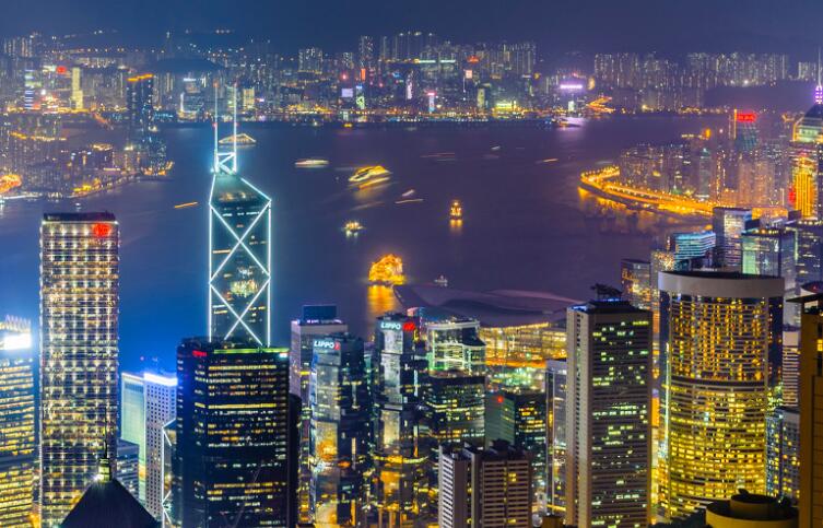 夜晚开车拍的路上夜景说说文案