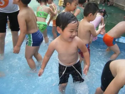 小孩子玩水的句子文案